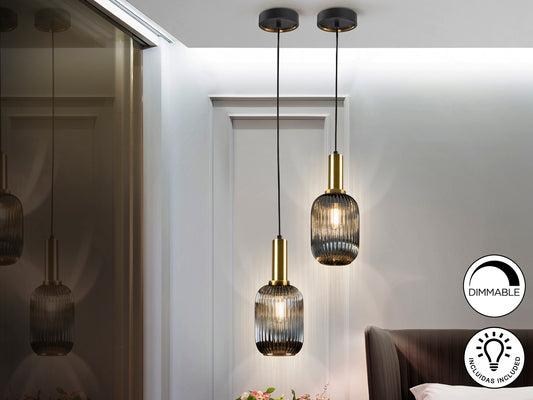 Lámpara colgante Norma 1L Gris Smoke de Schuller, diseño moderno e industrial con cristal gris smoke, latón satinado y negro mate, regulable en altura.