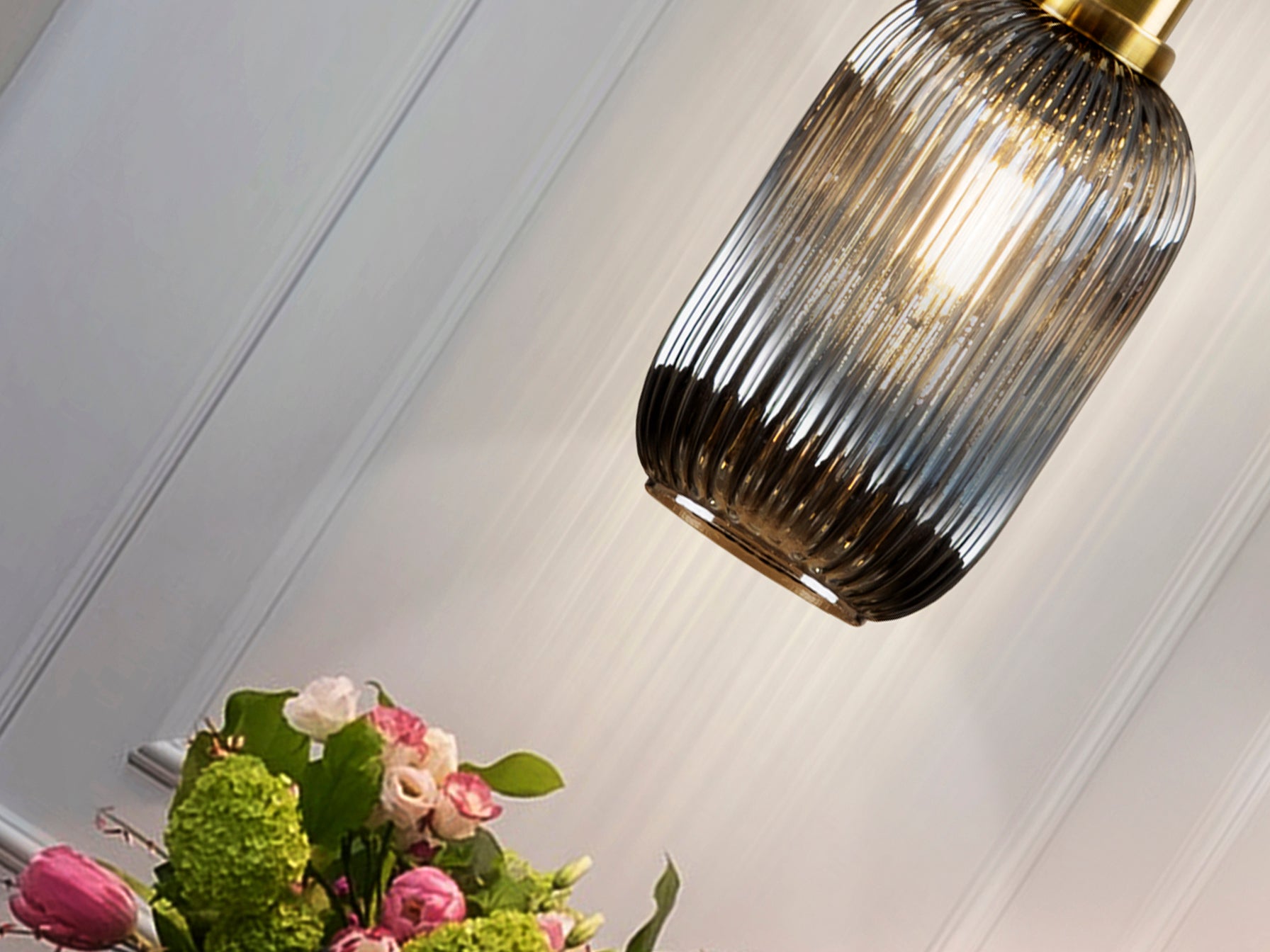 Lámpara colgante Norma 1L Gris Smoke de Schuller, con cristal gris smoke, diseño moderno e industrial, regulable en altura.