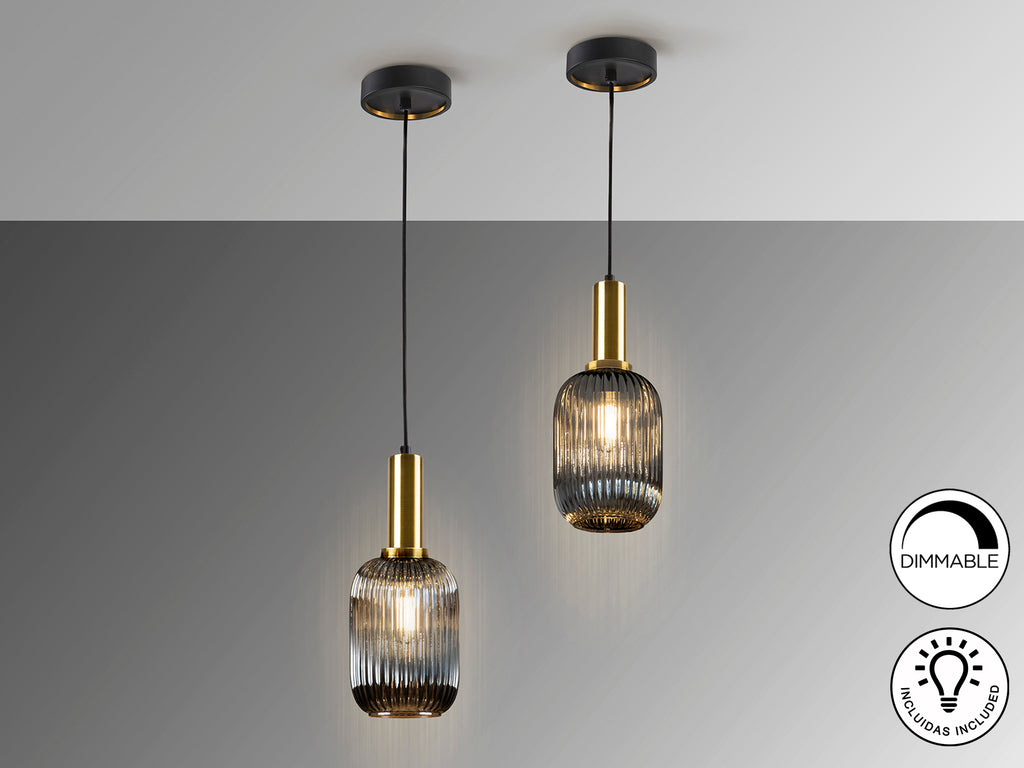 Lámpara colgante Norma 1L Gris Smoke Schuller, diseño moderno industrial, cristal gris smoke, latón satinado y regulable en altura.