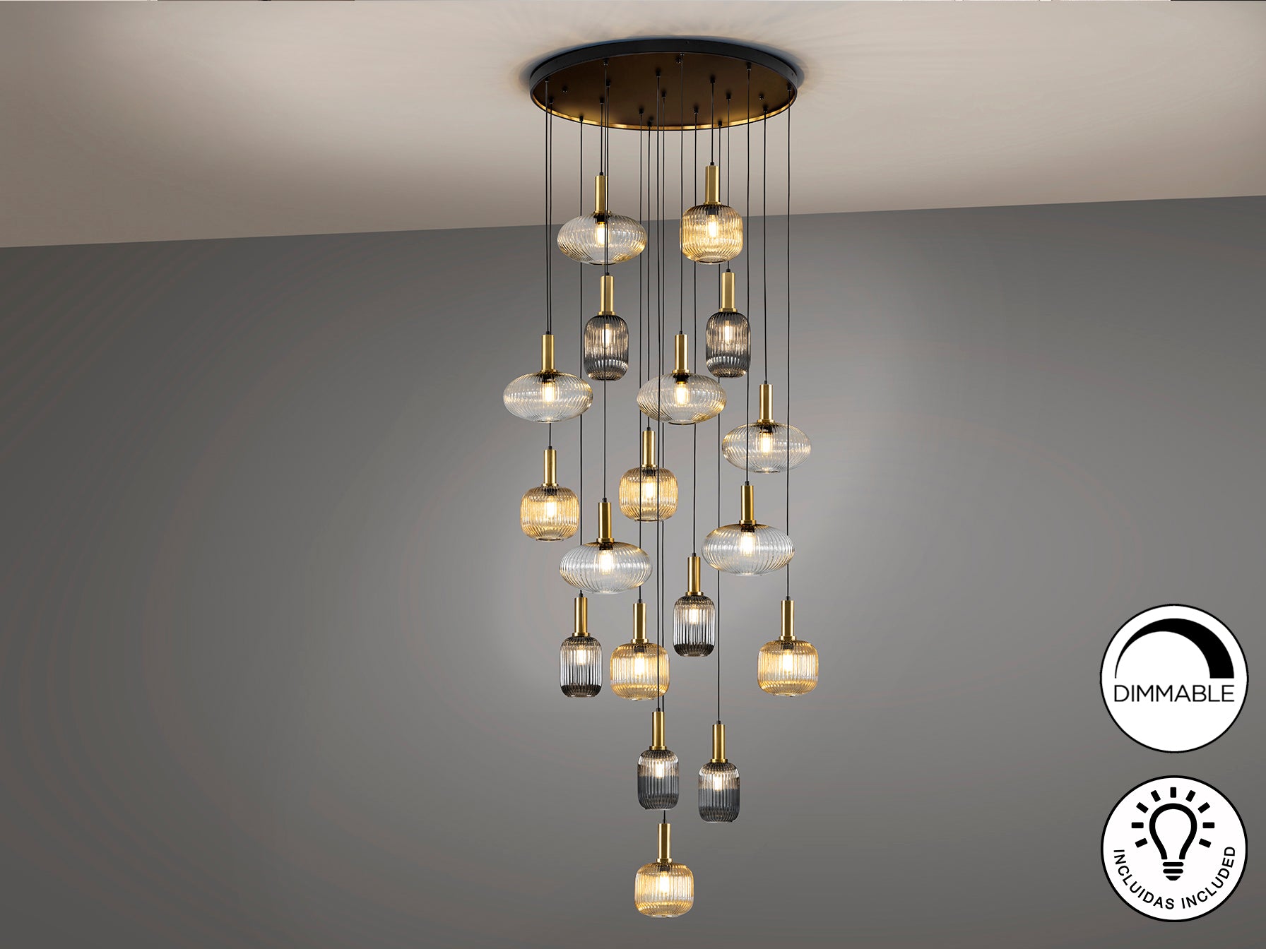 Lámpara de techo NORMA de Schuller en negro y latón, diseño moderno con cristal para comedor o salón.