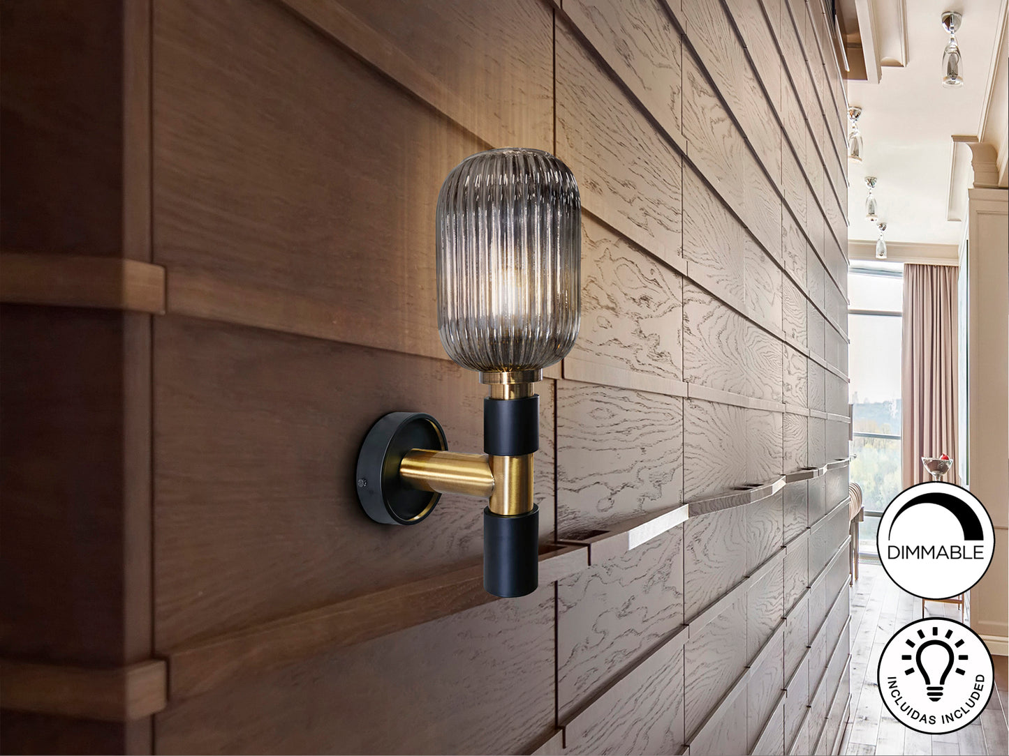 Aplique de pared Norma en negro y latón con cristal smoke, estilo industrial y moderno de Schuller.