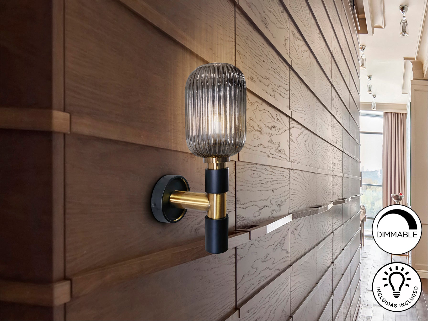 Aplique de pared Norma en negro y latón con cristal smoke, estilo industrial y moderno de Schuller.