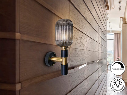 Aplique de pared Norma en negro y latón con cristal smoke, estilo industrial y moderno de Schuller.