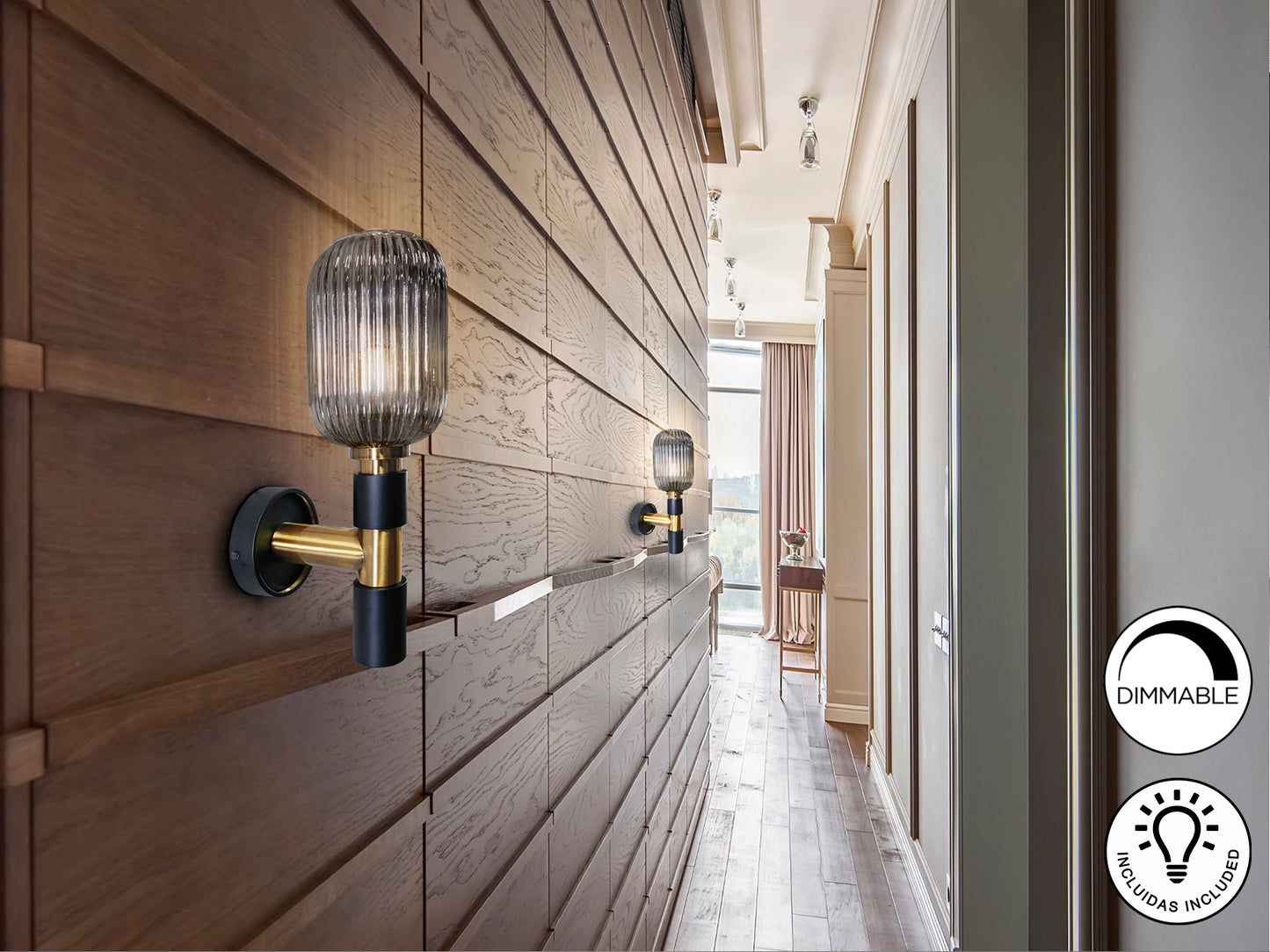 Aplique de pared Norma en negro y latón con cristal smoke, diseño industrial moderno de Schuller para salón.