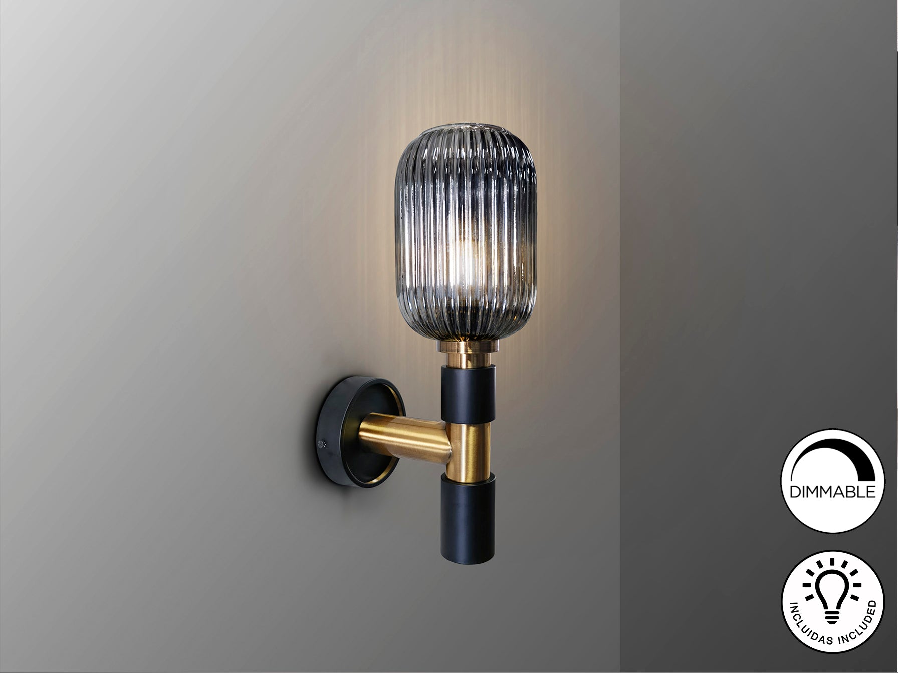 Aplique de pared Norma en negro y latón de Schuller, diseño industrial moderno con cristal smoke y metal para salón. Código 225960.