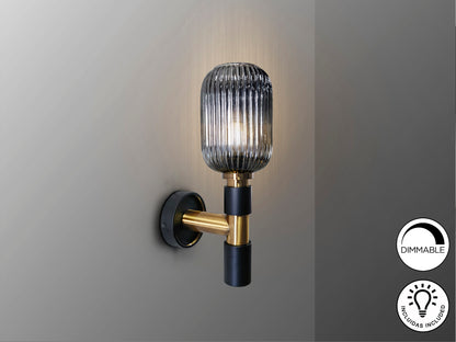 Aplique de pared Norma en negro y latón de Schuller, diseño industrial moderno con cristal smoke y metal para salón. Código 225960.