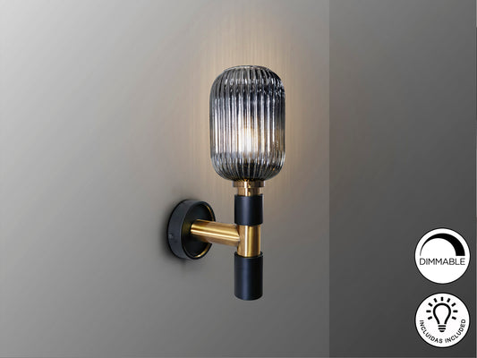 Aplique de pared Norma en negro y latón de Schuller, diseño industrial moderno con cristal smoke y metal para salón. Código 225960.