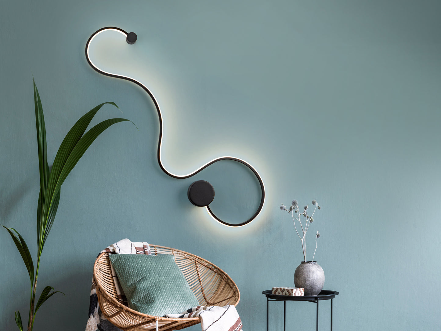 Aplique de pared Grafos Grande Negro Schuller LED diseño moderno minimalista para dormitorio y salón.