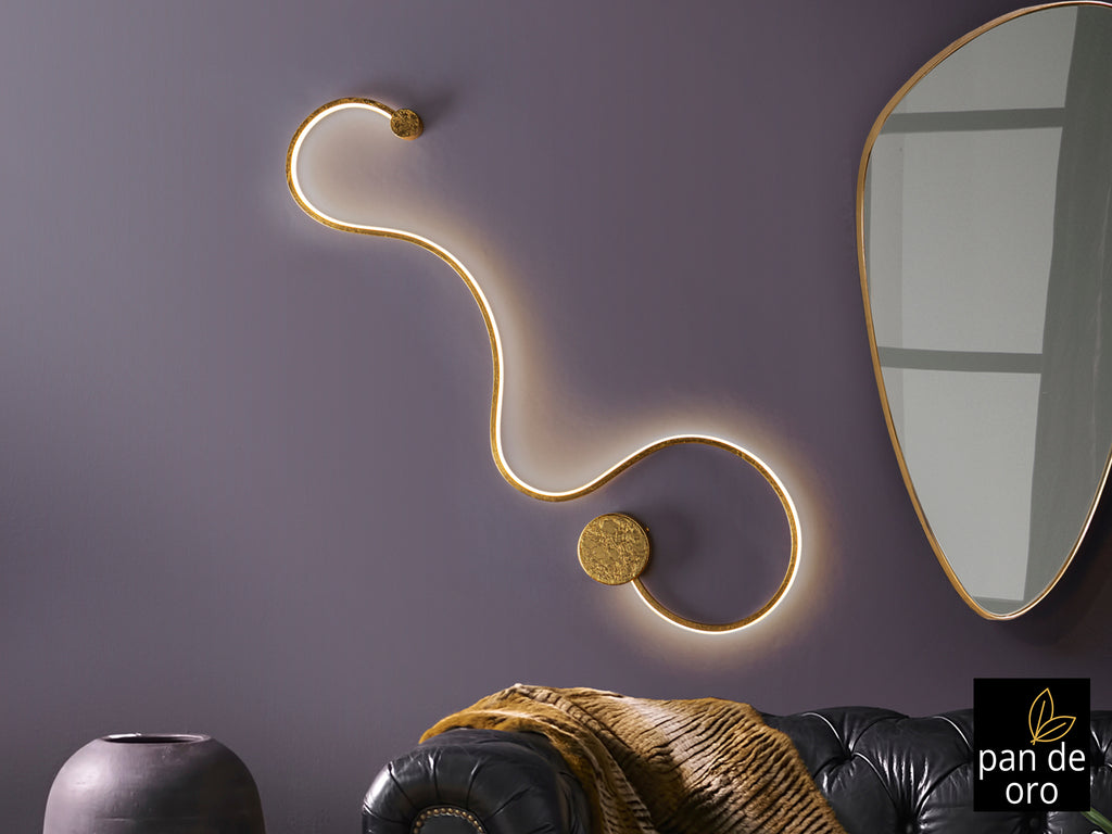 Aplique Grafos Grande Pan de Oro Schuller LED, diseño moderno en acero y aluminio para dormitorio o salón.