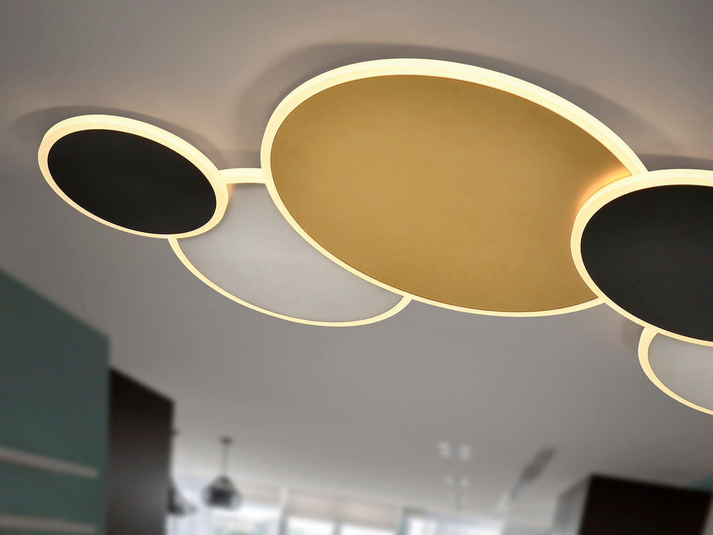 Plafón de techo Umbra Schuller en oro, negro y blanco, diseño moderno con LED dimmable para comedor, dormitorio y salón.