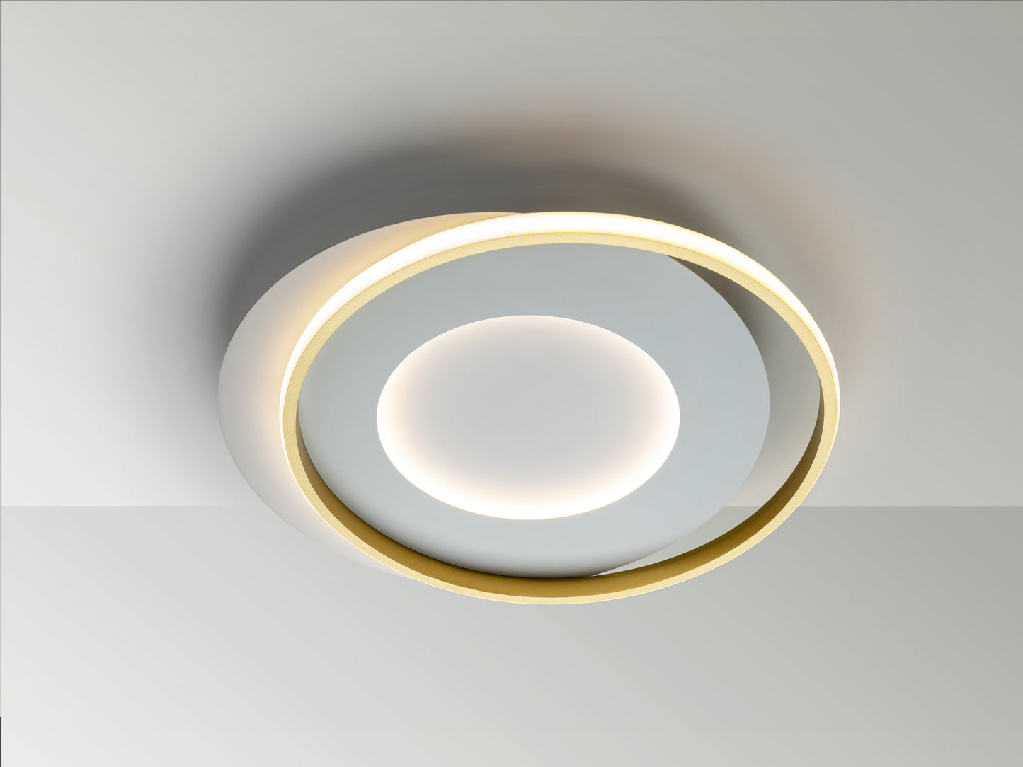 Plafón de Techo LED Limbos Blanco y Oro Schuller 245135, diseño moderno de aluminio y metal para salón.
