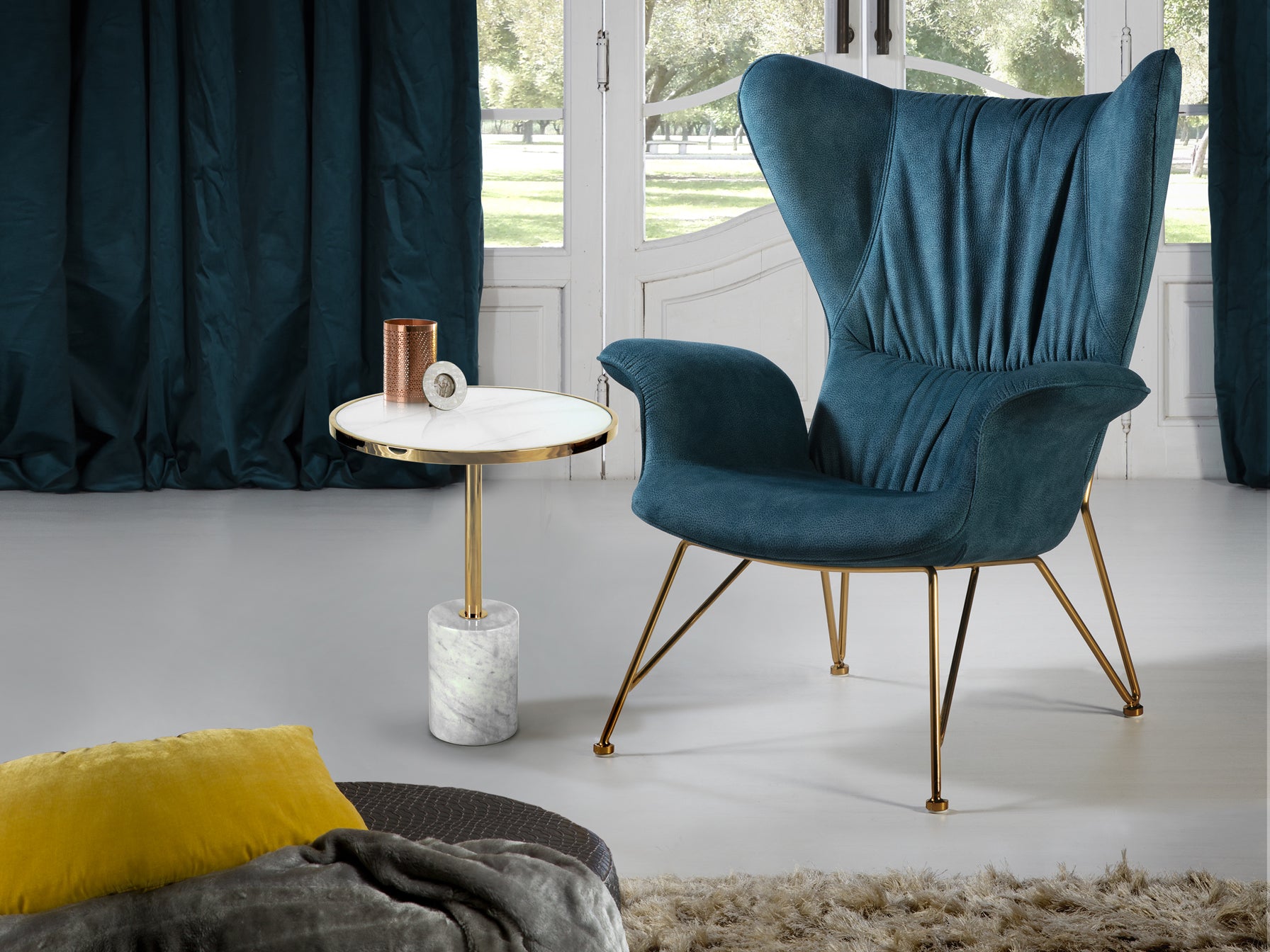 Mesa auxiliar Dekala en blanco y oro con diámetro de 46 cm, diseño moderno Art Déco, materiales cristal templado y mármol, para salón, marca Schuller.