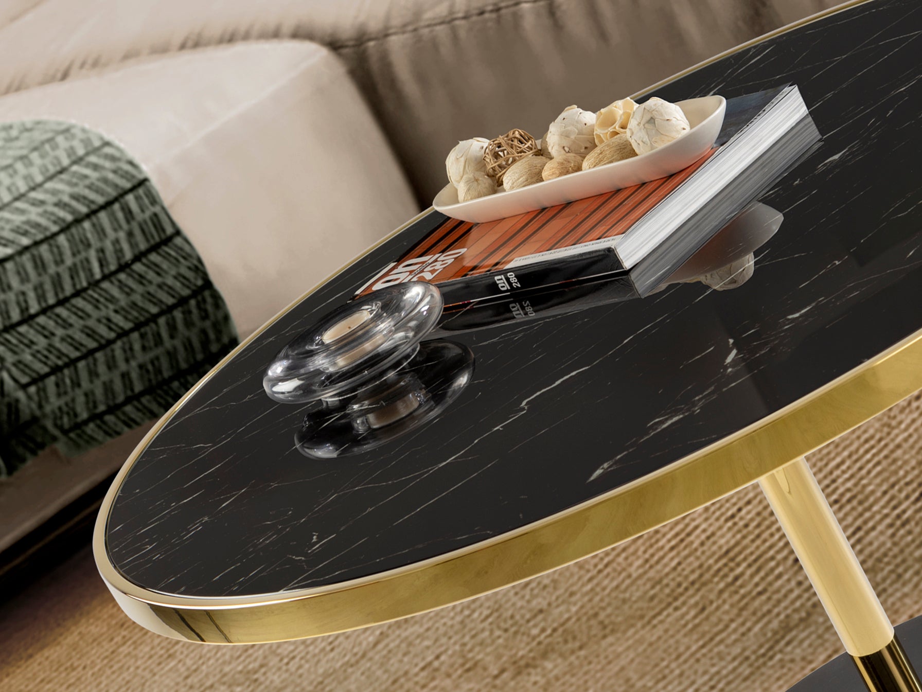 Mesa de centro Dekala negra y dorada Ø90 cm, diseño moderno en acero inoxidable, cristal templado y mármol, de Schuller.