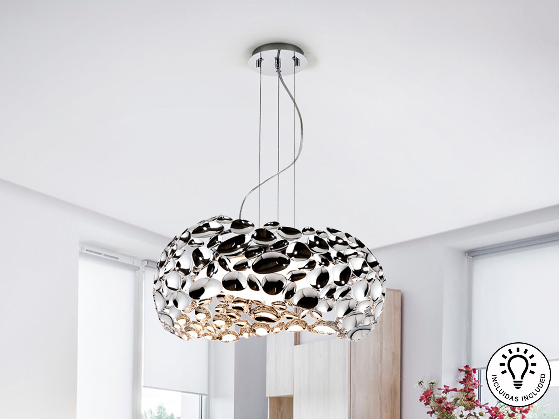 Lámpara colgante Narisa Ø47 cromada de Schuller con 5 luces, altura regulable, diseño moderno en metal y acrílico para comedor y salón.