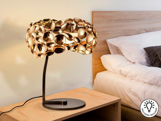 Lámpara de sobremesa Narisa Oro Rosa Schuller, diseño Art Decó y moderno, en acrílico y metal para salón.