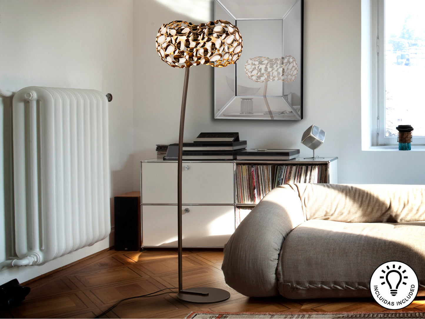 Lámpara de pie Narisa en oro rosa de Schuller, diseño moderno con acrílico y metal para salón.