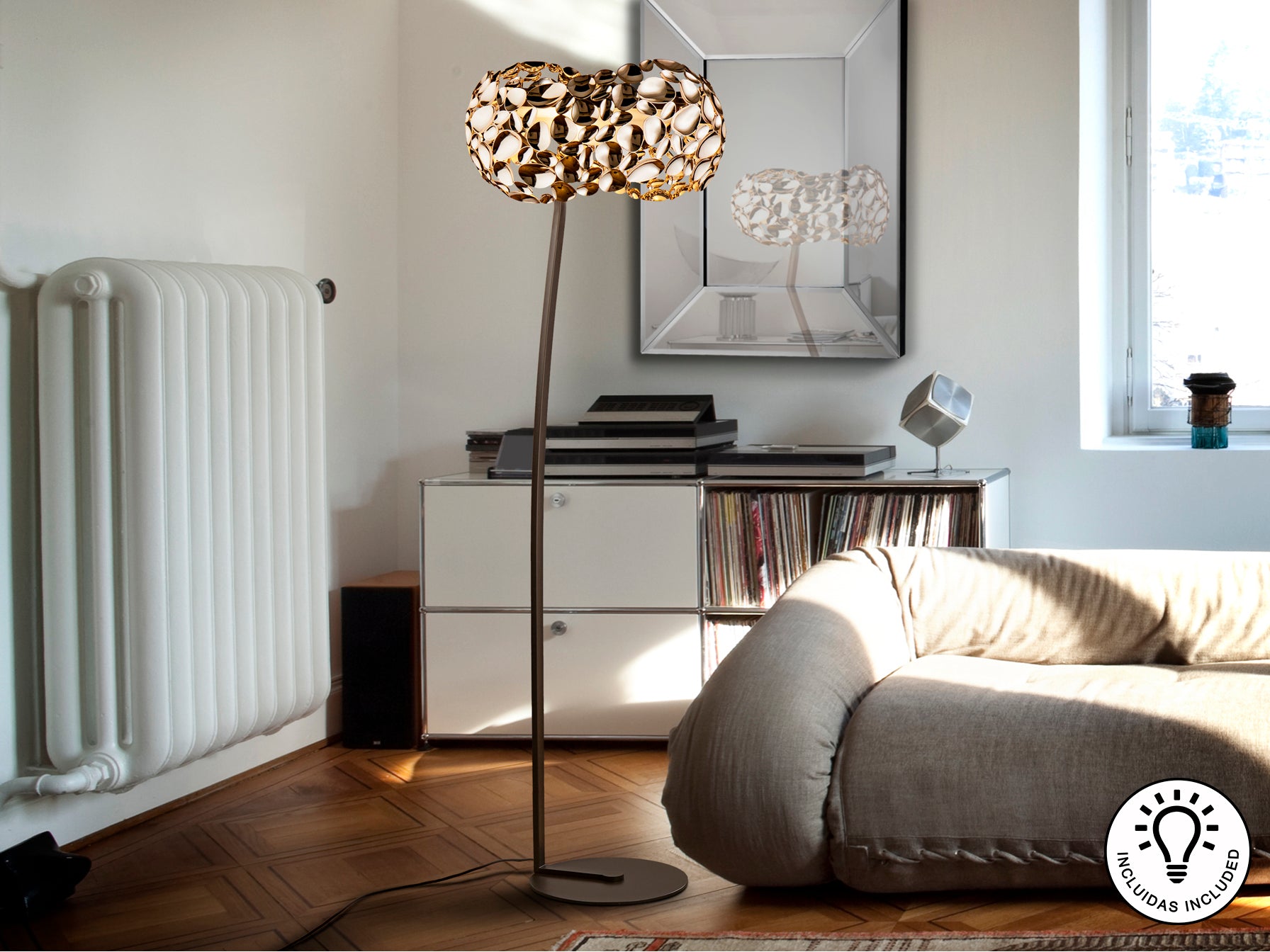 Lámpara de pie Narisa en oro rosa de Schuller, diseño moderno con acrílico y metal para salón.