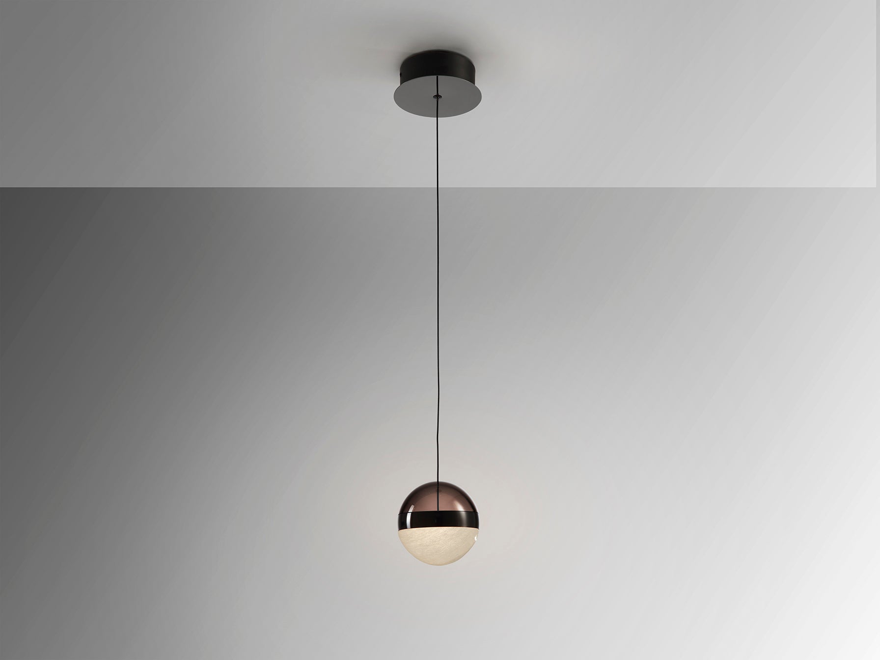 Lámpara colgante Orbes 1L en cromo negro de Schuller, con LED, cristal smoke y mármol, diseño moderno para comedor y salón. Modelo 276139.