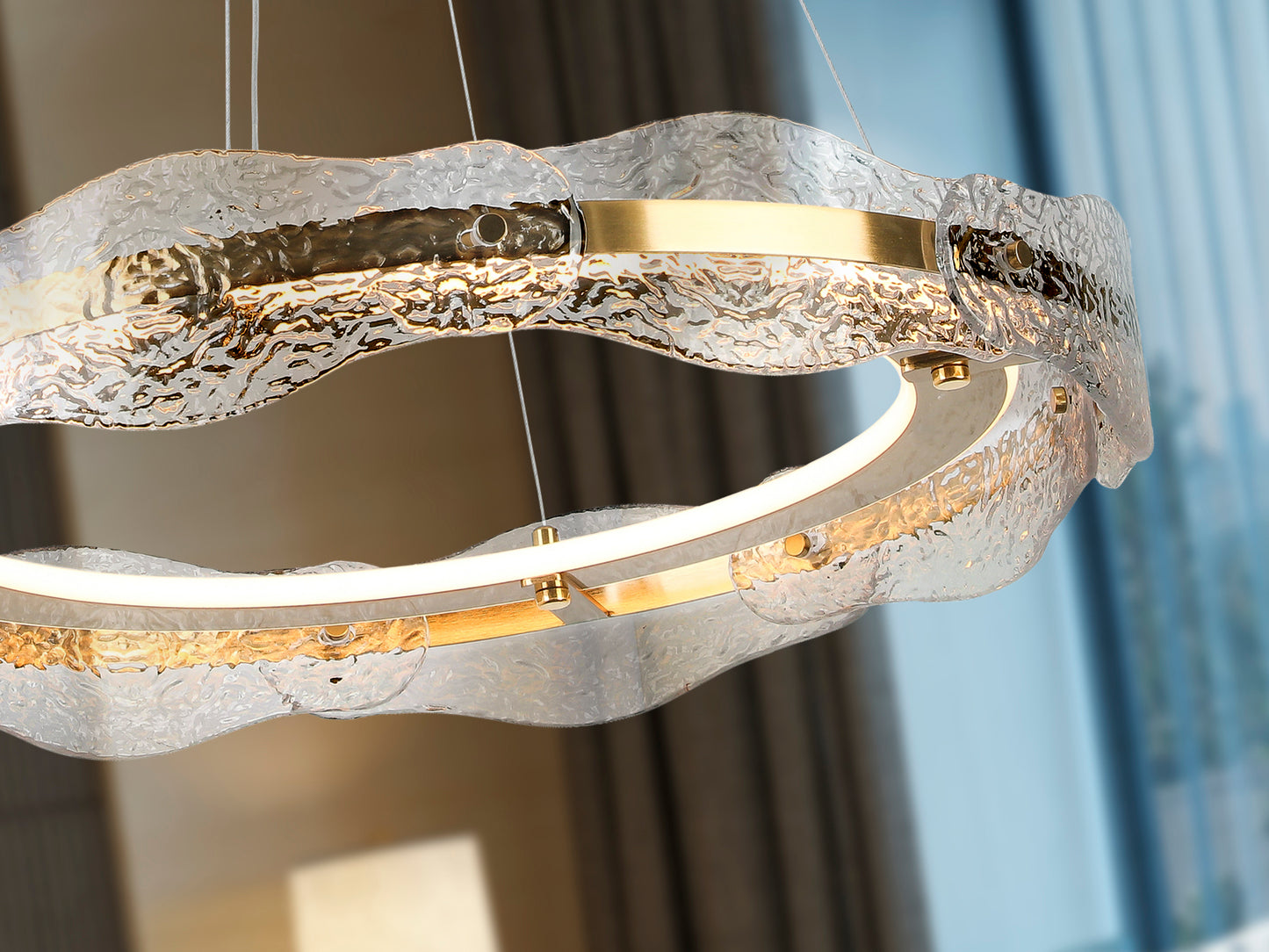 Lámpara de techo Lira Ø60 en oro cepillado con LED integrado y altura regulable, de Schuller, ideal para comedor o salón.