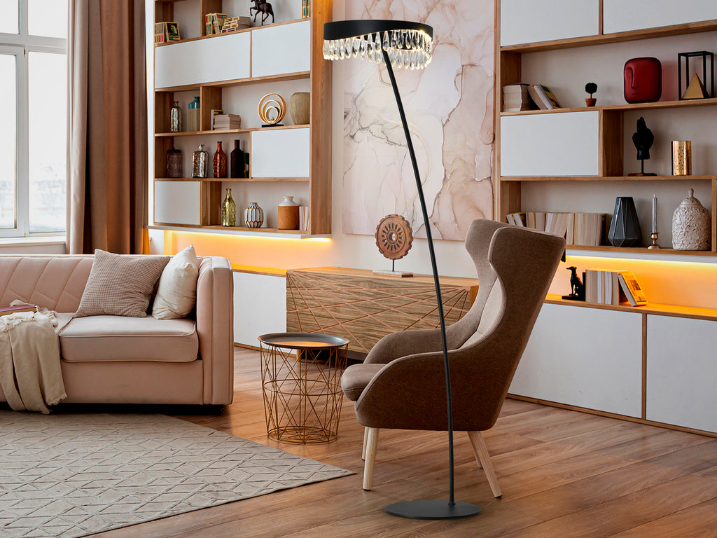 Lámpara de pie Selene negro mate Schuller con cristal facetado e iluminación LED para salón moderno.