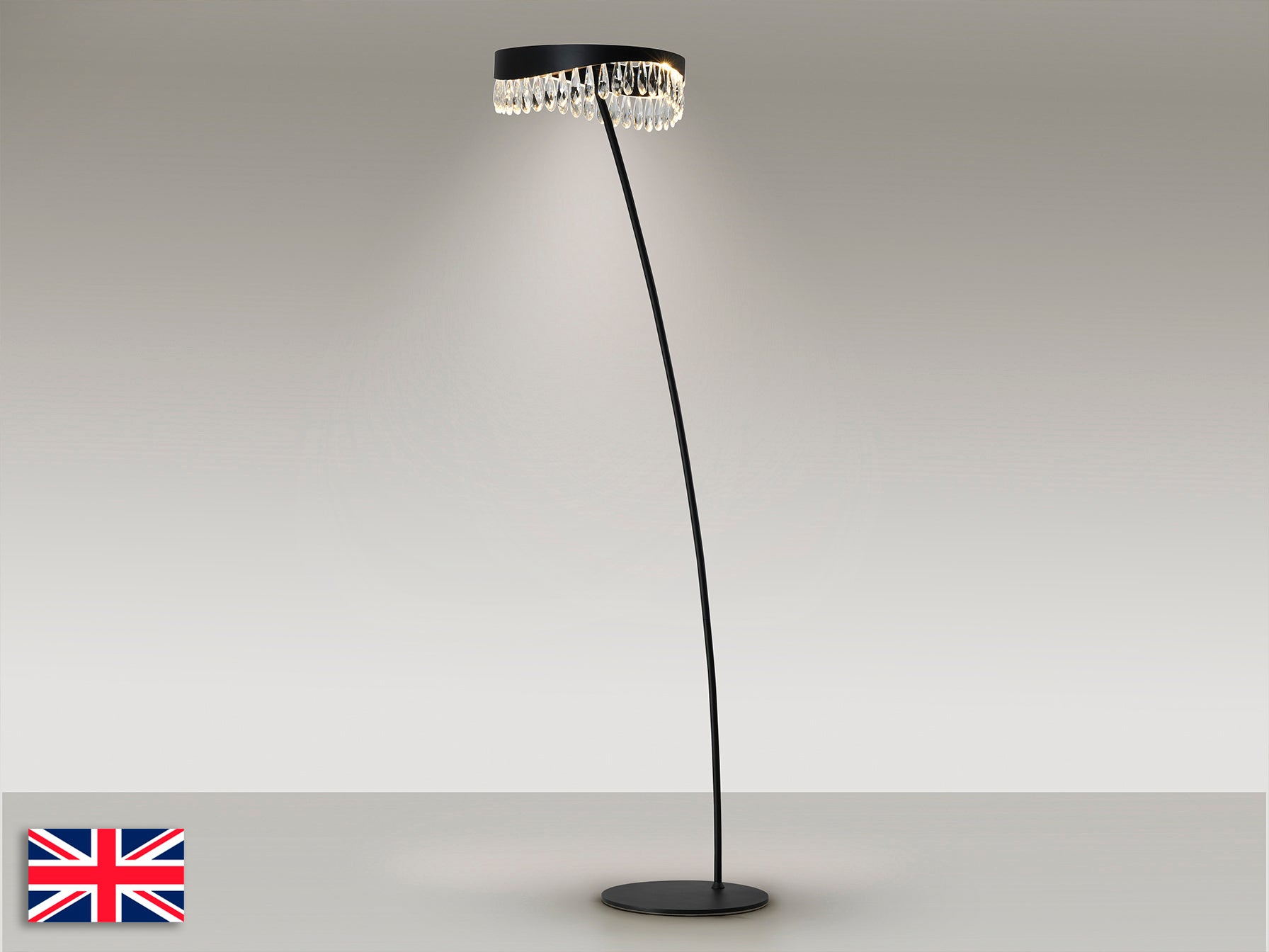 Lámpara de pie Selene negro mate Schuller, con cristal facetado, iluminación LED y diseño moderno para salón.