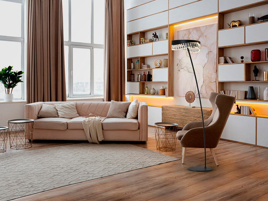 Lámpara de pie Selene negro mate Schuller con cristal facetado, iluminación LED y diseño moderno para salón.