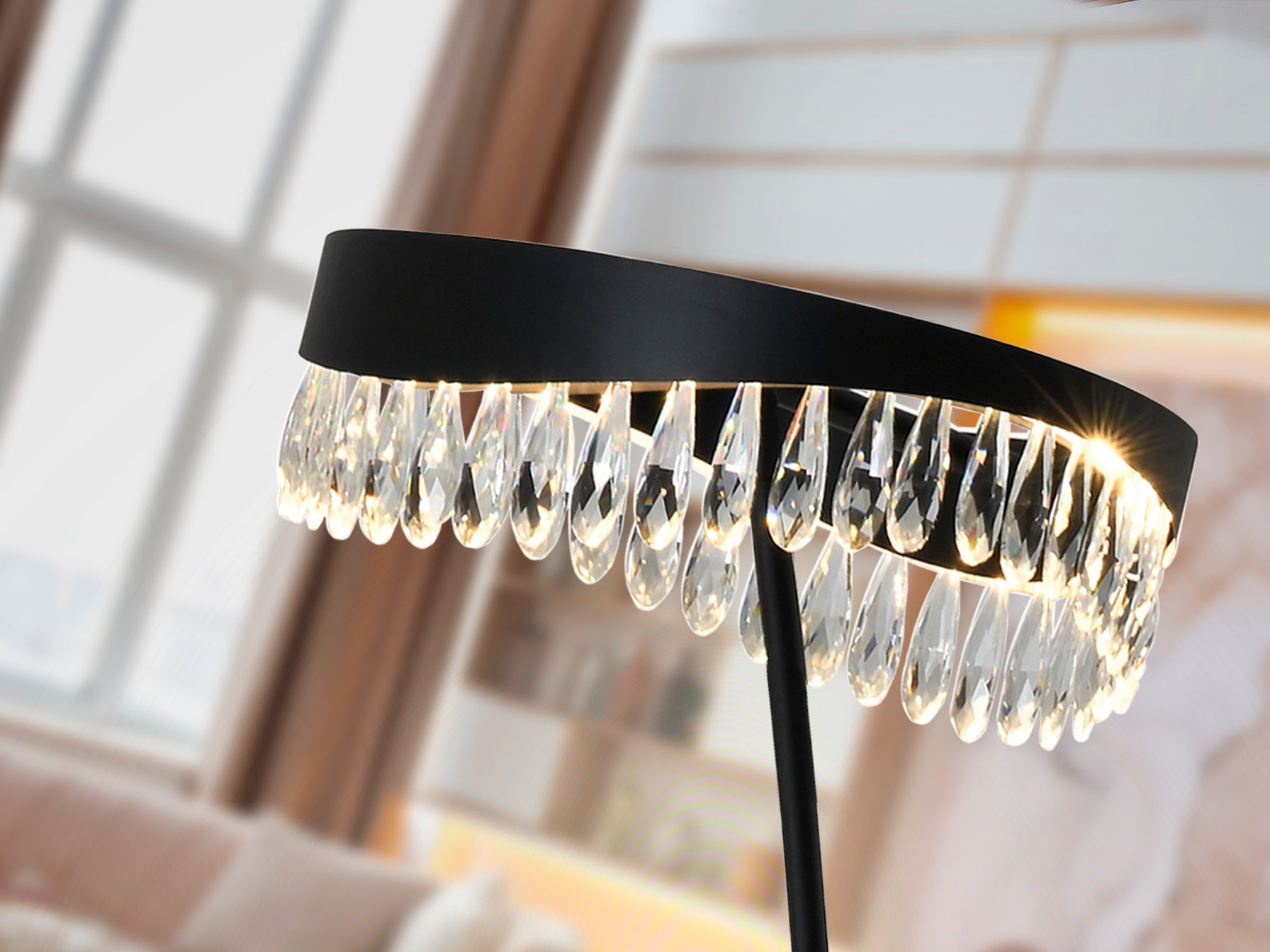 Lámpara de pie Selene negro mate Schuller, con cristal facetado, iluminación LED y diseño moderno.