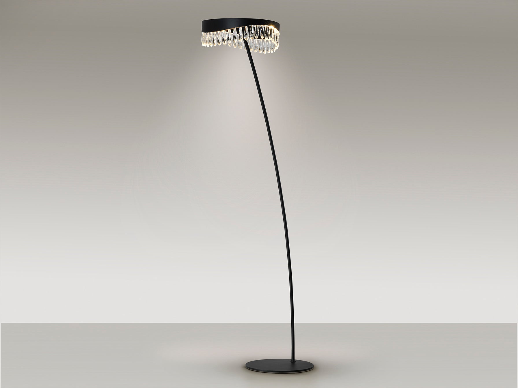 Lámpara de pie Selene negro mate Schuller con cristal facetado e iluminación LED, diseño moderno y glam para salón.