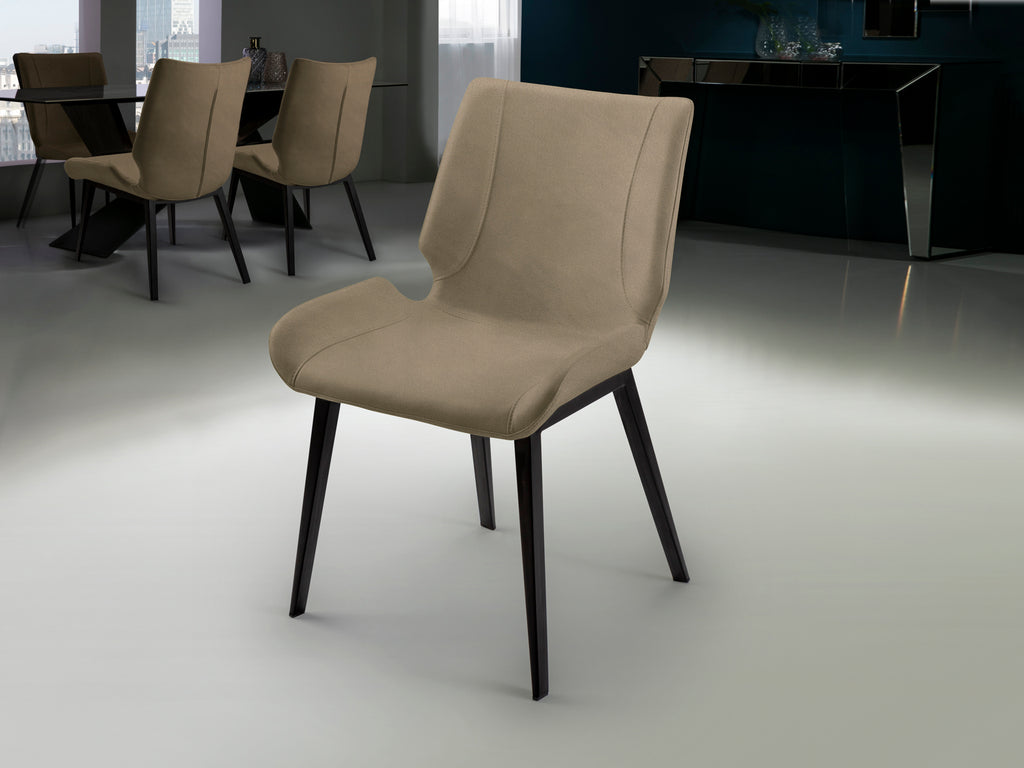 Silla Kiara Negro y Beige de Schuller en comedor moderno, estilo industrial, con estructura de metal.