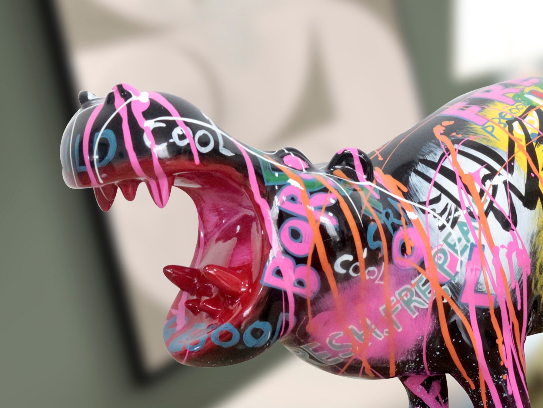 Figura decorativa HIPPO Grafiti Schuller | Escultura moderna de hipopótamo multicolor en poliresina, estilo urbano para decoración del hogar.