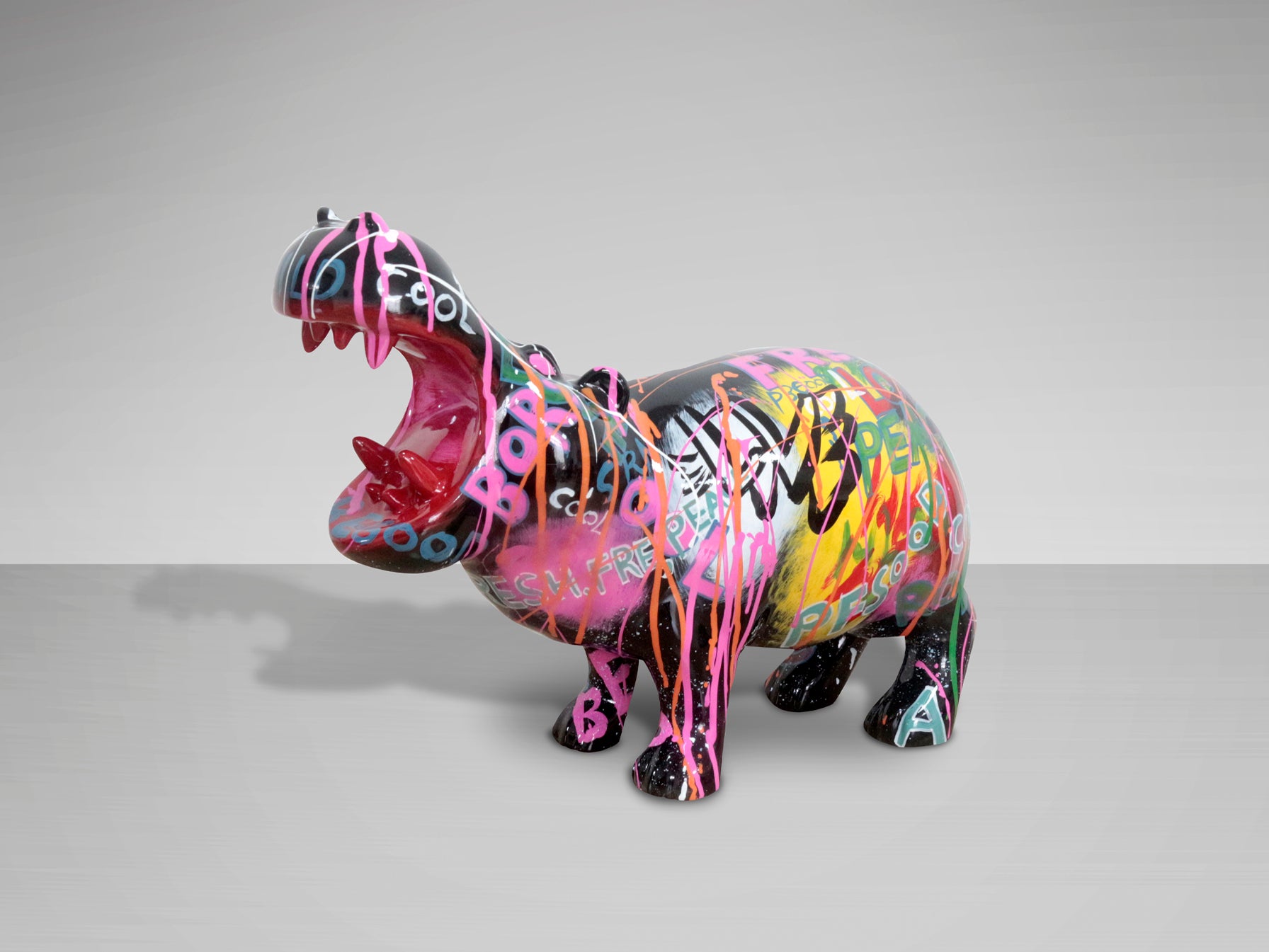 Figura decorativa HIPPO Grafiti Schuller 299329 - Escultura moderna de poliresina con diseño de grafiti multicolor para decoración urbana del hogar.