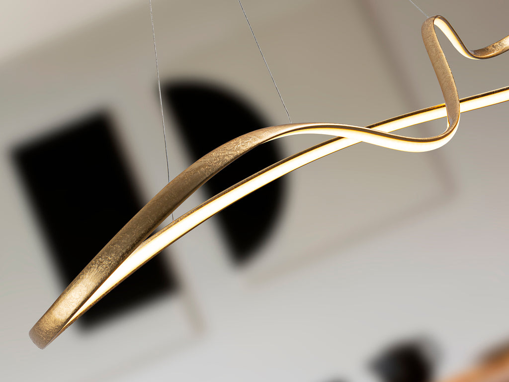 Lámpara de techo Lia grande pan de oro para comedor o salón, moderna y regulable con tecnología LED de Schuller (306094) - Colección Lia.