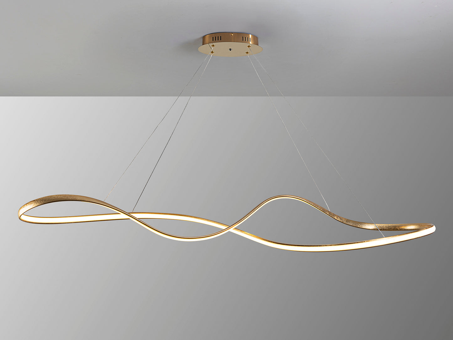 Lámpara de techo Lia grande pan de oro (Schuller 306094) con LED regulable, ideal para comedor y salón modernos.