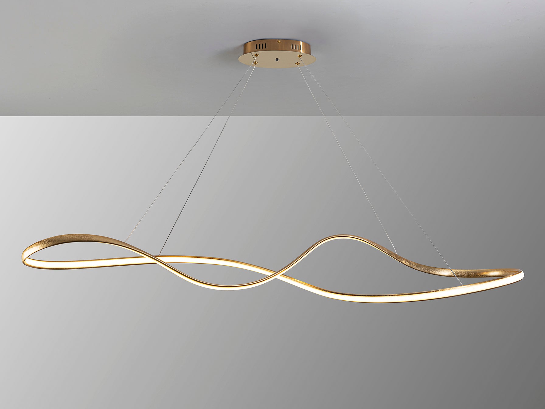 Lámpara de techo Lia grande pan de oro (Schuller 306094) con LED regulable, ideal para comedor y salón modernos.