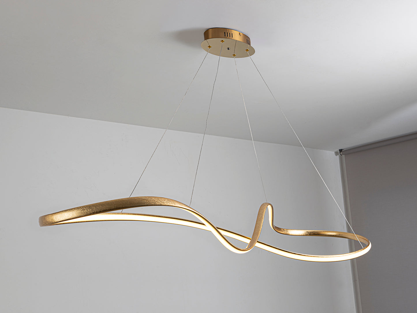 Lámpara de techo Lia grande pan de oro Schuller en comedor moderno con luz LED regulable, ideal para salón.