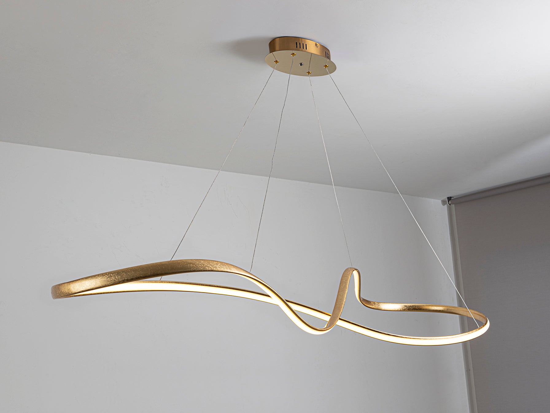 Lámpara de techo Lia grande pan de oro Schuller en comedor moderno con luz LED regulable, ideal para salón.