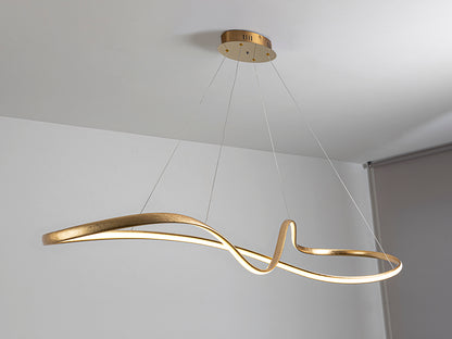 Lámpara de techo Lia grande pan de oro Schuller en comedor moderno con luz LED regulable, ideal para salón.