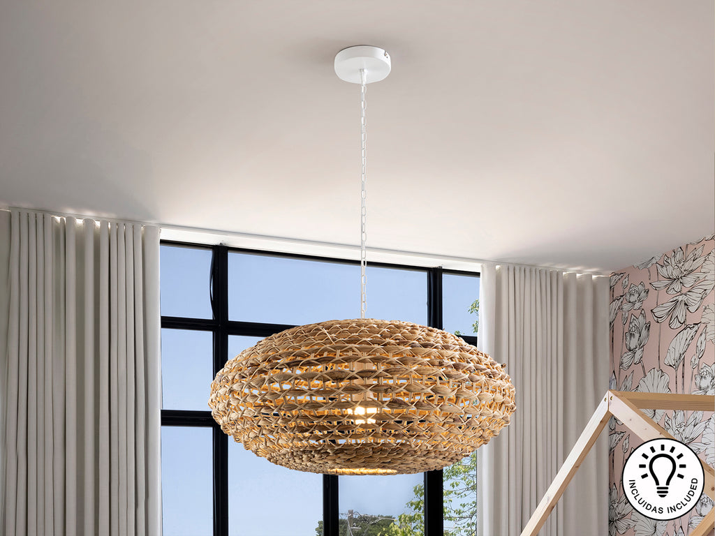 Lámpara colgante Nana blanco y natural de Schuller en salón comedor, estilo nórdico y boho chic, con pantalla de jacinto de agua y detalles rústicos modernos. Ideal para dormitorio.