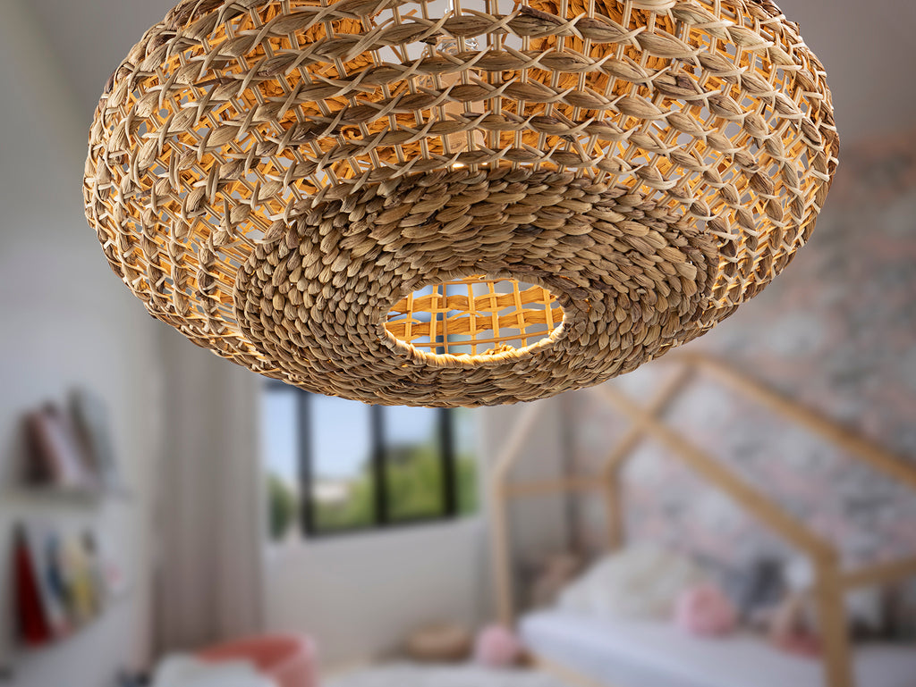 Lámpara colgante Nana blanco y natural de Schuller en comedor, dormitorio o salón, estilo nórdico y boho chic. Fabricada en ratán y jacinto de agua, con luz E27. Ideal para decoración rústica moderna.