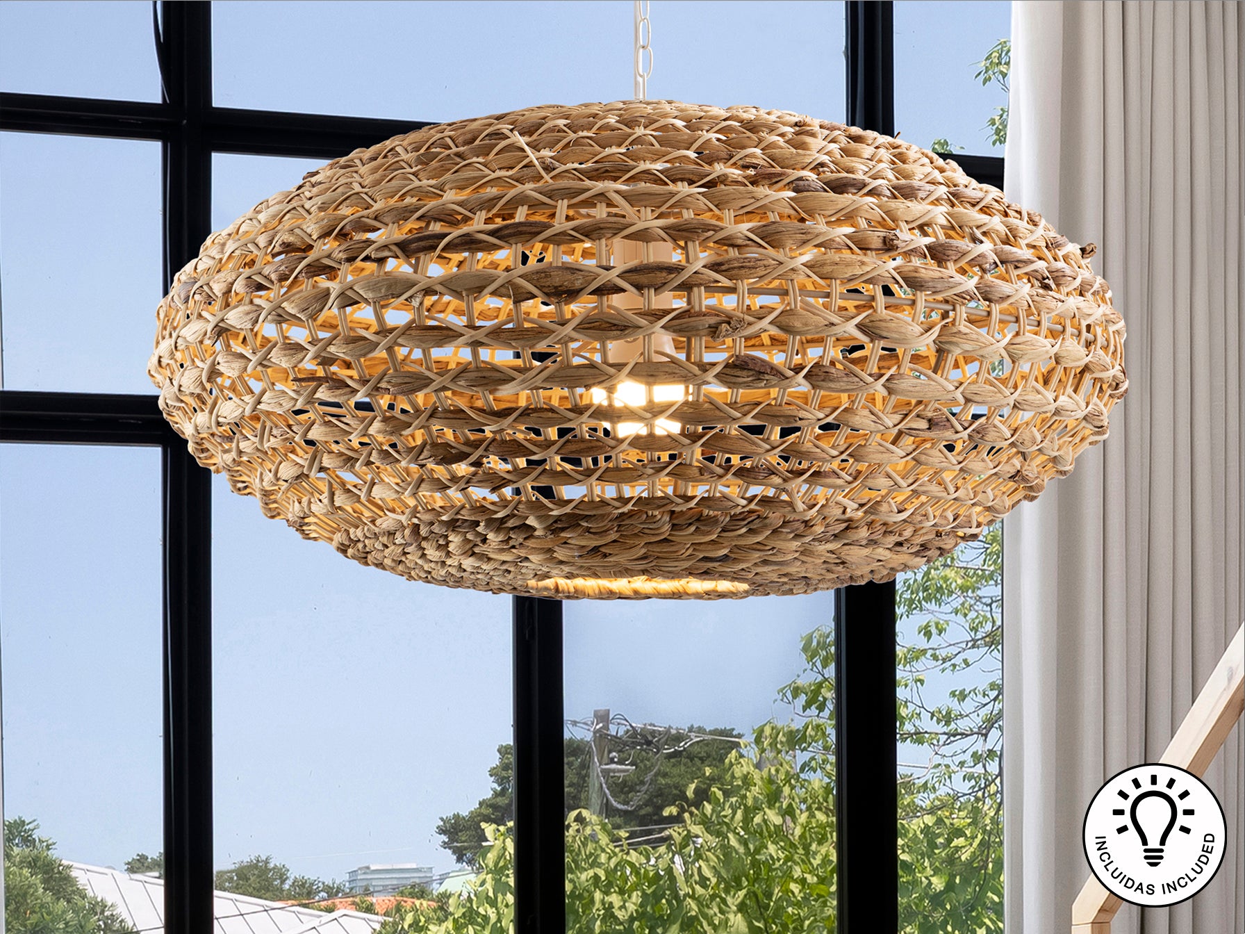 Lámpara colgante Nana blanca y natural de Schuller (306278) en salón o comedor, estilo nórdico y boho chic. Fabricada en ratán y jacinto de agua, con bombilla E27. Ideal para dormitorio.