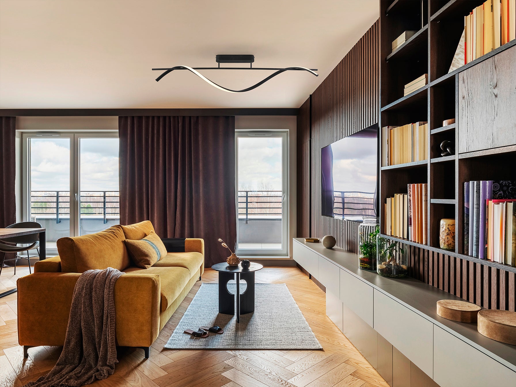 Plafón de techo Boa negro de Schuller, moderno y minimalista con luz LED ideal para comedor o salón. Acabado negro mate.