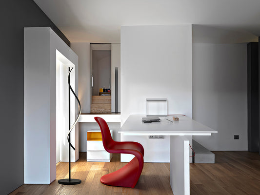 Lámpara de pie Boa negra de diseño moderno con LED integrado, ideal para salón y estudio. Fabricada en metal negro mate por Schuller.