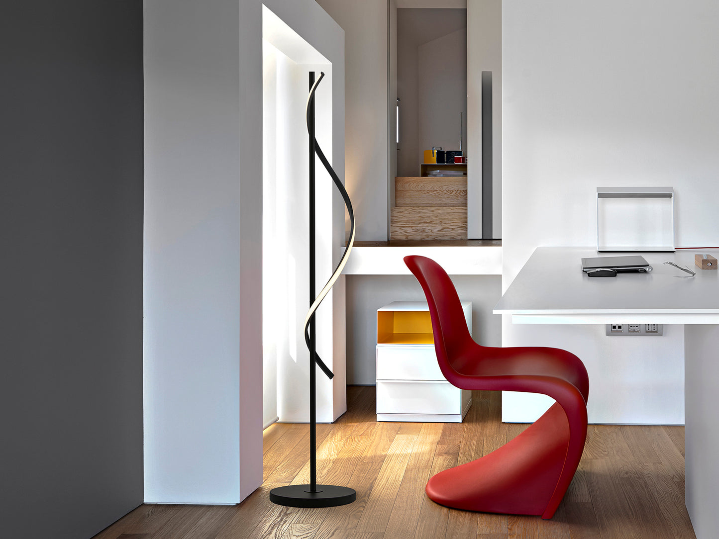 Lámpara de pie Boa negra de metal con diseño moderno y LED integrado, ideal para salón y estudio. Colección Schuller.