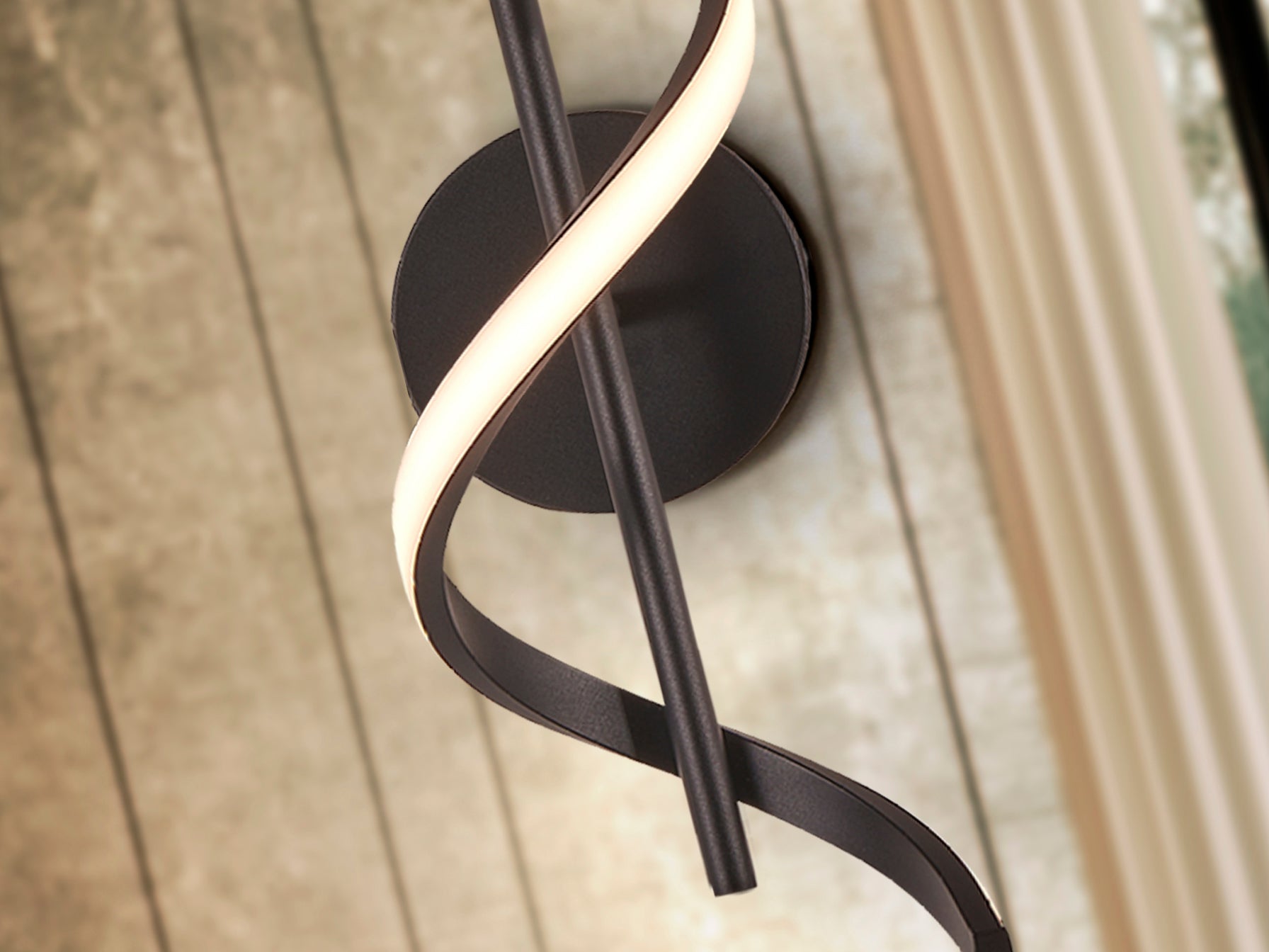 Aplique Boa Negro de aluminio con iluminación LED, diseño minimalista y moderno de Schuller (307897) para techo.