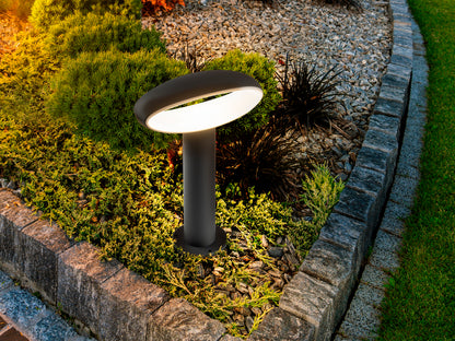 Baliza exterior VILO gris oscuro LED para jardín, fabricada en aluminio resistente al agua IP65, ideal para iluminar caminos. Diseño moderno de Schuller.