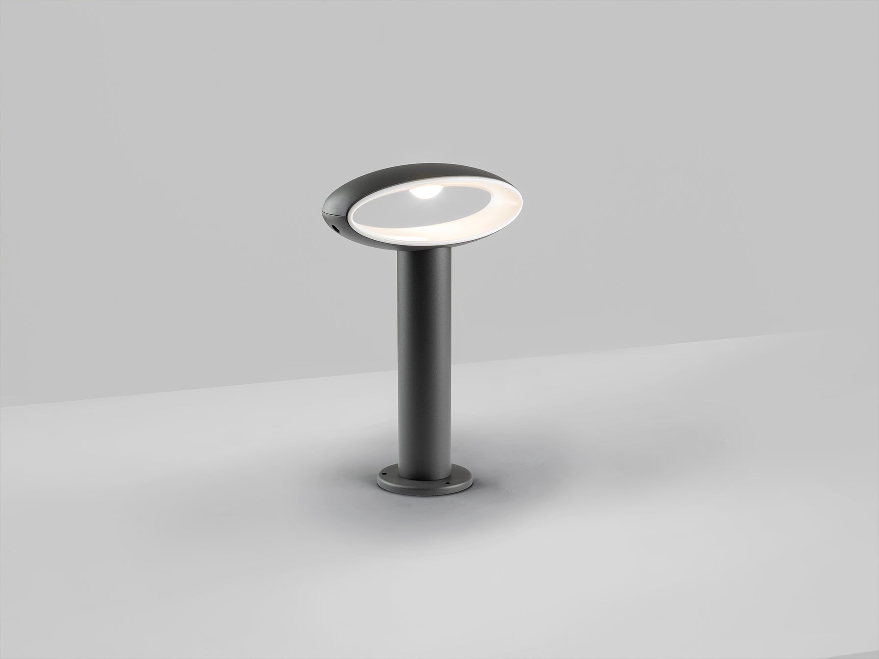 Baliza exterior VILO gris oscuro de aluminio con tecnología LED, ideal para iluminar caminos y jardines. Diseño moderno, protección IP65. Marca Schuller. Modelo 311593.