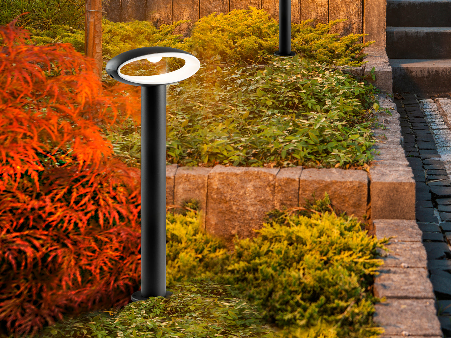 Baliza exterior VILO gris oscuro de aluminio y acrílico con LED, ideal para iluminación de jardín moderna. Protección IP65 de Schuller.