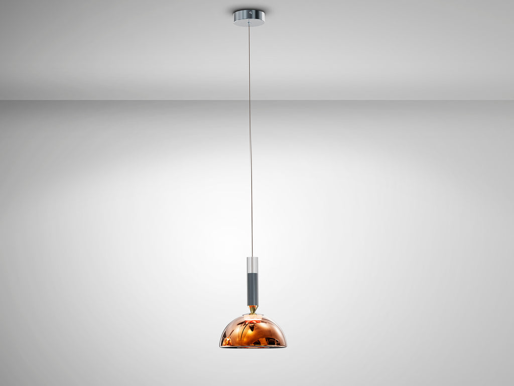 Lámpara colgante Charlize cobre de Schuller iluminando un comedor moderno, con diseño de cristal y LED, en color gris oscuro. Ideal para salón.