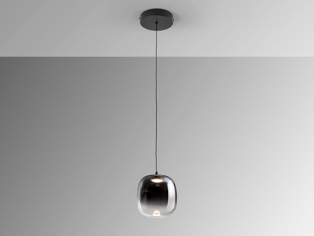 Lámpara colgante ONICE negro-smoke de cristal y metal, diseño minimalista y moderno de Schuller, ideal para salón.