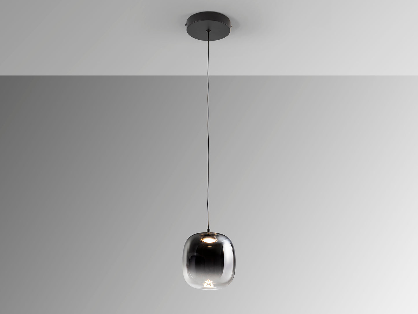 Lámpara colgante ONICE negro-smoke de cristal y metal, diseño minimalista y moderno de Schuller, ideal para salón.